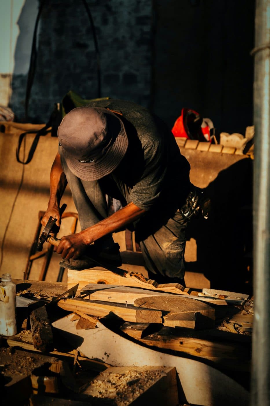 Een timmerman bewerkt hout met hamer en beitel